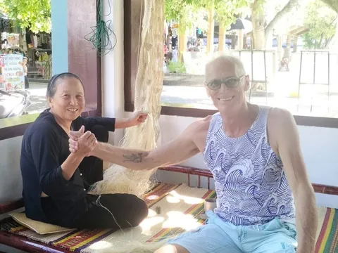 Du khách trải nghiệm đan võng ngô đồng ở Cù Lao Chàm