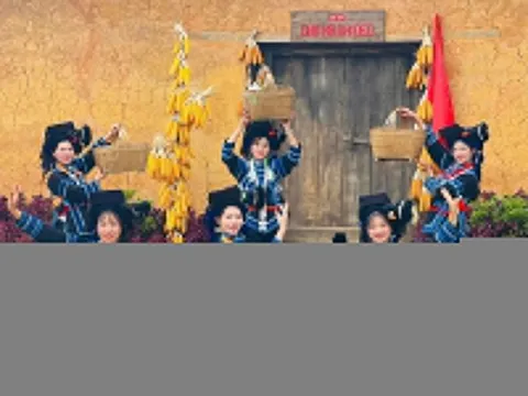 Hàng nghìn du khách đến Fansipan trải nghiệm lễ hội 'Mùa vàng bản Mây'