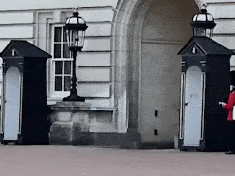 Du khách bật cười khi lính gác Hoàng gia Anh trượt chân ngã