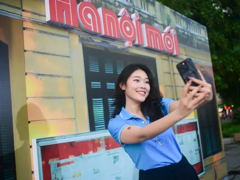 Rủ nhau check-in cầu Long Biên, chợ Đồng Xuân giữa TP.HCM