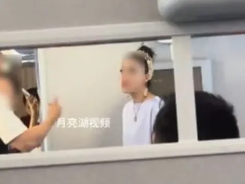 'Ăn vạ' để ngồi ghế thương gia trên máy bay Trung Quốc