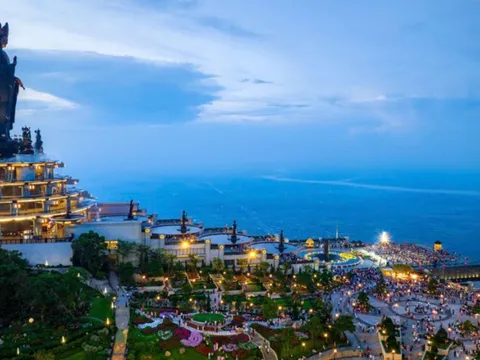 Hàng nghìn du khách tham gia lễ Vu Lan tại núi Bà Đen