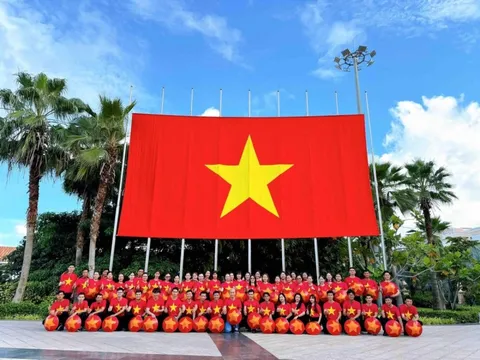 Hòn Thơm, Thị trấn Hoàng hôn rợp cờ hoa trước dịp 2/9