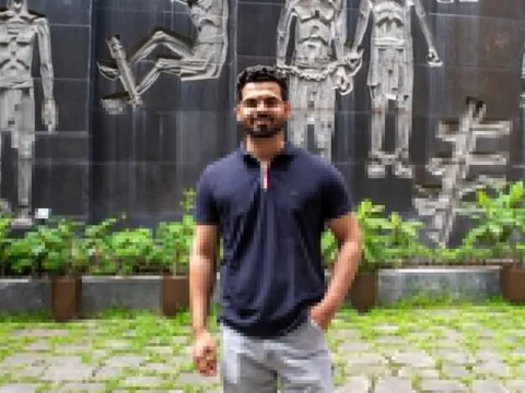 Đoàn khách của tỷ phú Ấn Độ check-in Hỏa Lò, muốn uống cà phê