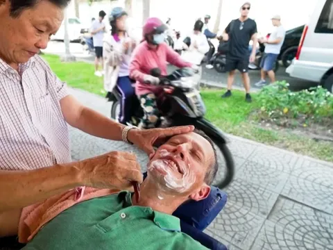 MC nổi tiếng CNN phấn khích khi qua đường, cắt tóc tại TP.HCM