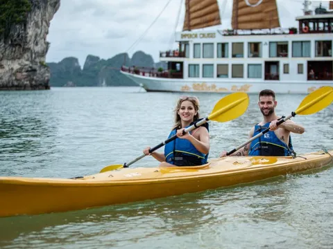 Du thuyền đãi bia Hạ Long đón 4.500 khách của tỷ phú Ấn Độ