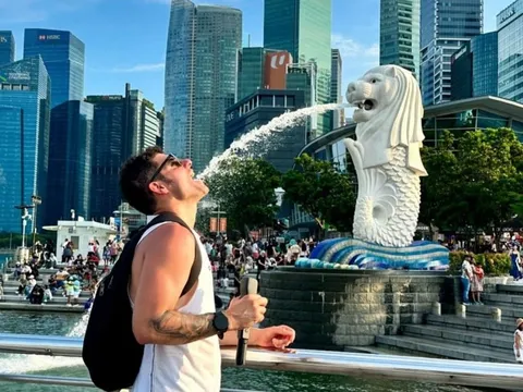 20 người bị bỏ lại giữa đường vì không mua quà lưu niệm ở Singapore