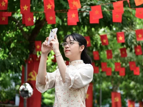 'Săn' ảnh cờ đỏ sao vàng tại TP.HCM dịp 2/9