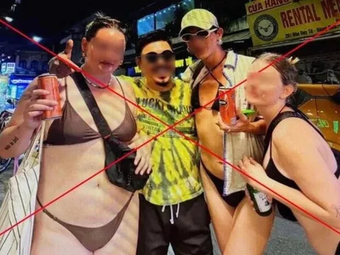 Du khách mặc bikini trên phố cổ Hà Nội