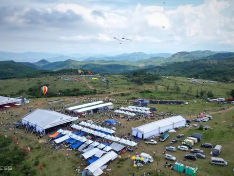 Hàng nghìn du khách lên cao nguyên La Vuông