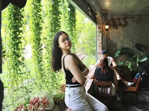 Chờ cả ngày cho 1 tấm ảnh tại quán cà phê đường tàu Nha Trang