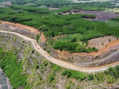 'Núi đá đĩa' phát lộ khi làm đường ở Quảng Nam