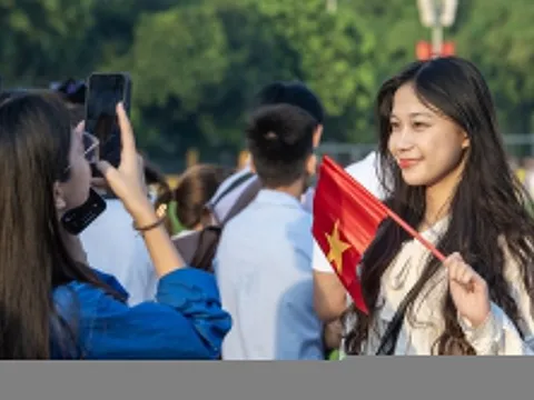 Phố trung tâm Hà Nội đông như trảy hội ngày Tết Độc lập