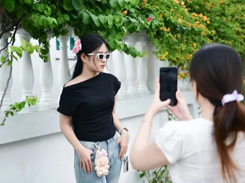 Đeo Labubu, check-in 'góc Hàn Quốc' hot nhất Vũng Tàu