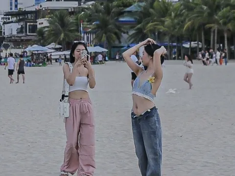 Đông nghịt người tắm biển Đà Nẵng