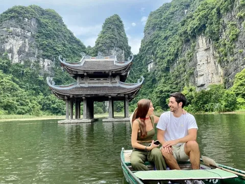 Chủ nhà hàng ở Ninh Bình thức đến đêm chờ đón đoàn khách Ấn Độ