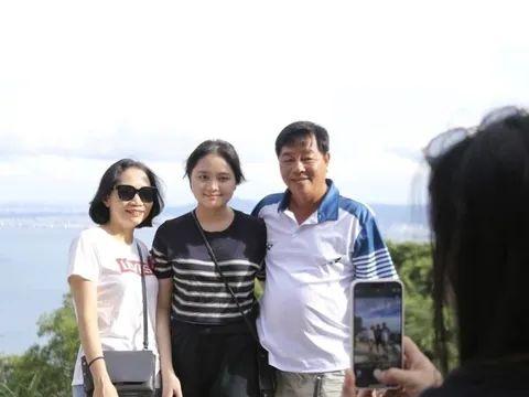 Du khách ùn ùn đổ về Hải Vân Quan