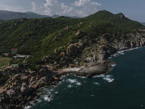 'Bãi đá Mặt Trăng' ở Hang Rái - Núi Chúa