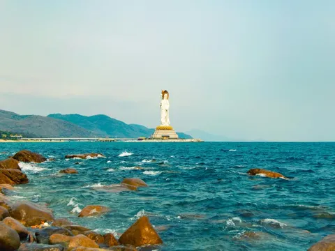 'Hawaii Trung Quốc' chặt cây, dán cửa chống siêu bão Yagi