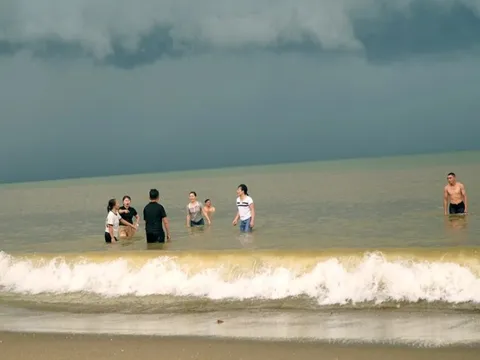 Vô tư tắm biển Sầm Sơn bất chấp siêu bão Yagi sắp đổ bộ