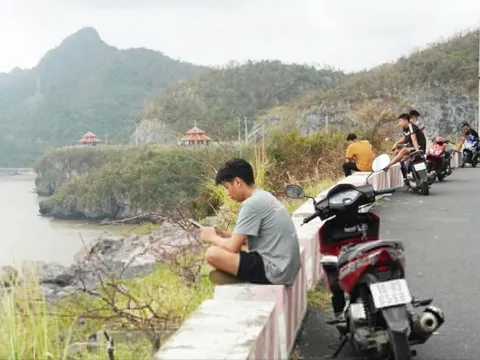 Chạy xe máy 10 km 'vớt' sóng điện thoại trên đảo Cát Bà