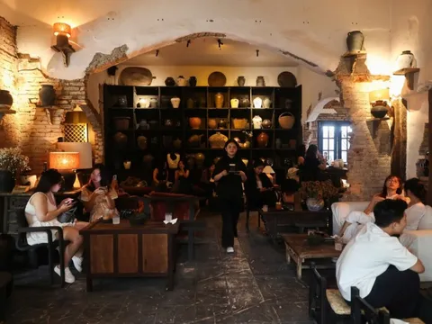 Quán cà phê trang trí hơn 500 đồ gốm hút khách ở TP HCM