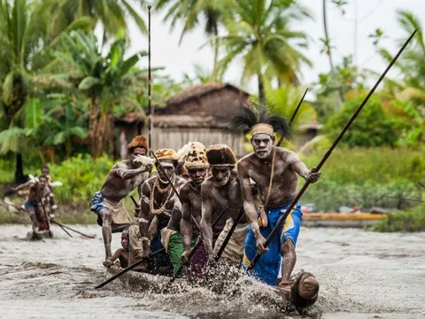 Cuộc sống bí ẩn của bộ tộc ăn thịt người tại Indonesia