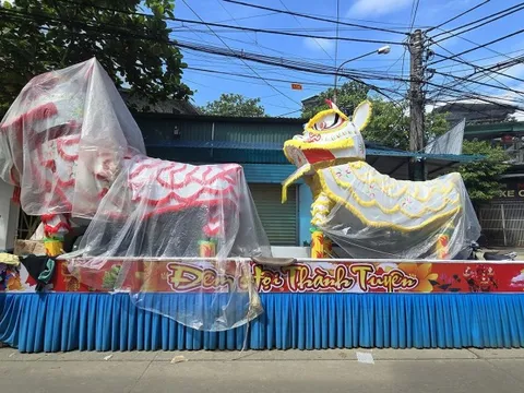 Đèn lồng khổng lồ ở Tuyên Quang 'bất động' trong bão lũ