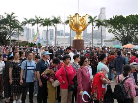 Khách Trung Quốc bị đe dọa vì không chịu mua sắm ở Hong Kong