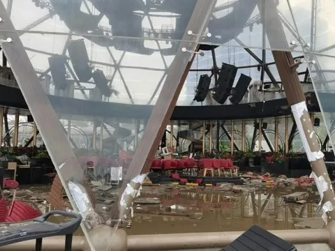 Nhà hàng view 'triệu đô' tại Trung Quốc bị bão Yagi xé nát