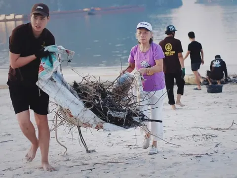 Ai dọn sạch bãi biển Hạ Long sau bão?