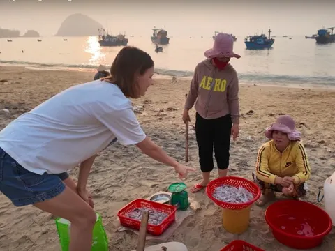 Cô gái Belarus đi chợ Phú Yên, ăn bảy món hết 50.000 đồng