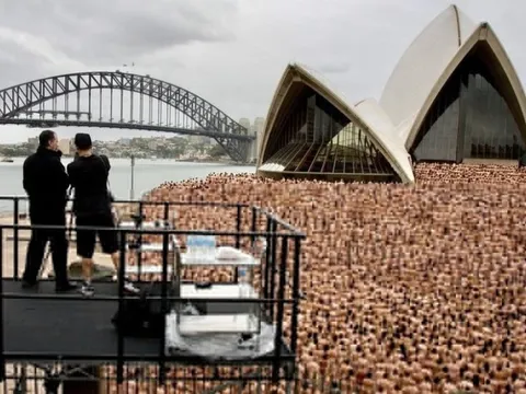 Hàng nghìn người khỏa thân chụp ảnh trên cầu tại Australia