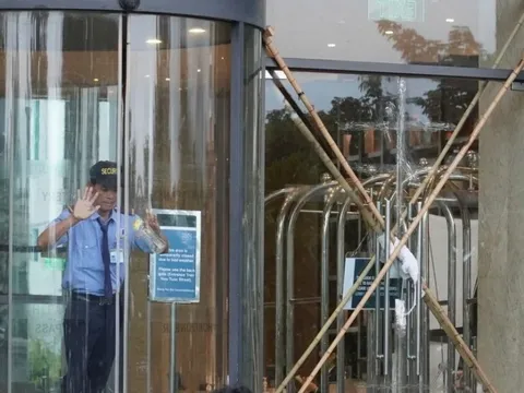 Khách sạn Đà Nẵng nẹp cửa, dán kính trước bão số 4