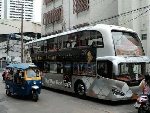 Ngắm cảnh, thưởng thức món Thái trên xe buýt ở Bangkok