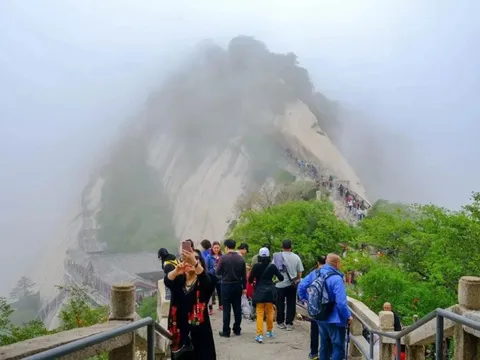 Thuê người cổ vũ leo núi ở Trung Quốc