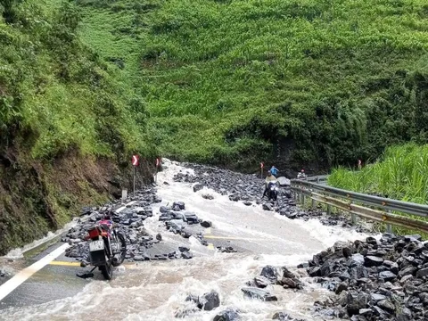 Du khách 'mắc kẹt' vì sạt lở trên đèo Mã Pì Lèng