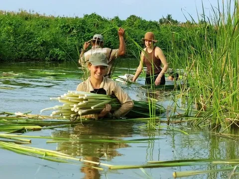 Chàng trai làm du lịch trải nghiệm hút khách nước ngoài ở Cà Mau