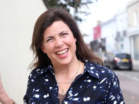 Bị 'ném đá' vì để con 15 tuổi tự đi du lịch châu Âu