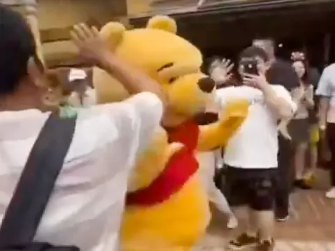 Du khách đánh tới tấp mascot gấu Pooh tại Trung Quốc