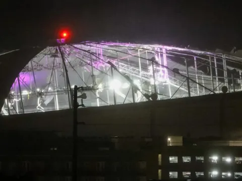 Bão Milton 'xé nát' sân vận động ở Florida