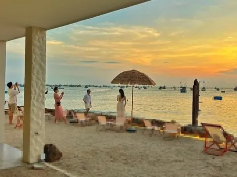 Phạt 1,5 triệu đồng quán cà phê ném ly nhựa xuống biển Phan Thiết