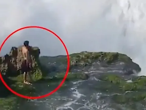 Bị sóng cuốn phăng khi đứng ngắm biển tại Indonesia