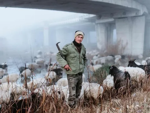 Cảnh cạn nước khó tin tại hồ lớn nhất thế giới