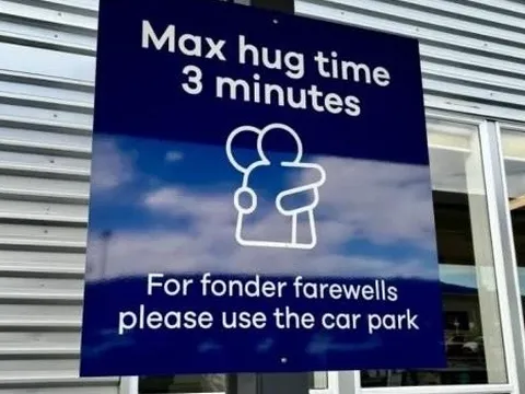 Quy định 'ôm 3 phút rồi thôi' tại sân bay New Zealand bị chỉ trích