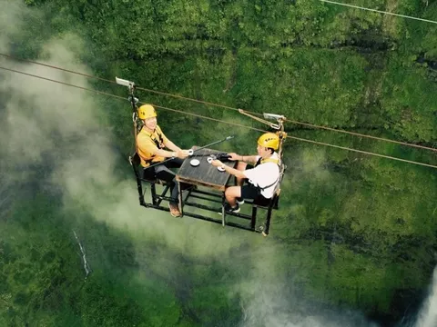 Tôi uống cà phê 'lơ lửng' giữa thác nước tại Lào