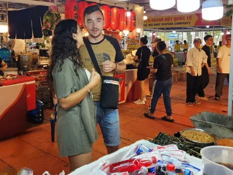 Khách Tây thích thú với Lễ hội nước mắm Việt