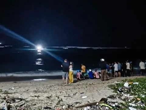 6 du khách chèo SUP bị sóng cuốn trôi ở Phú Quý