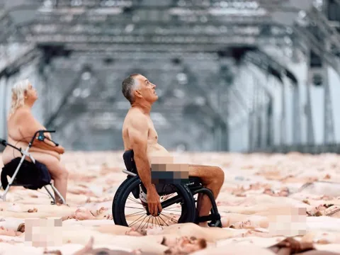 5.500 người khỏa thân chụp ảnh trên cầu ở Australia