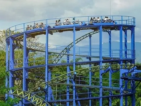 Tàu lượn Colombia mất điện, khách bám đường ray đi bộ xuống đất